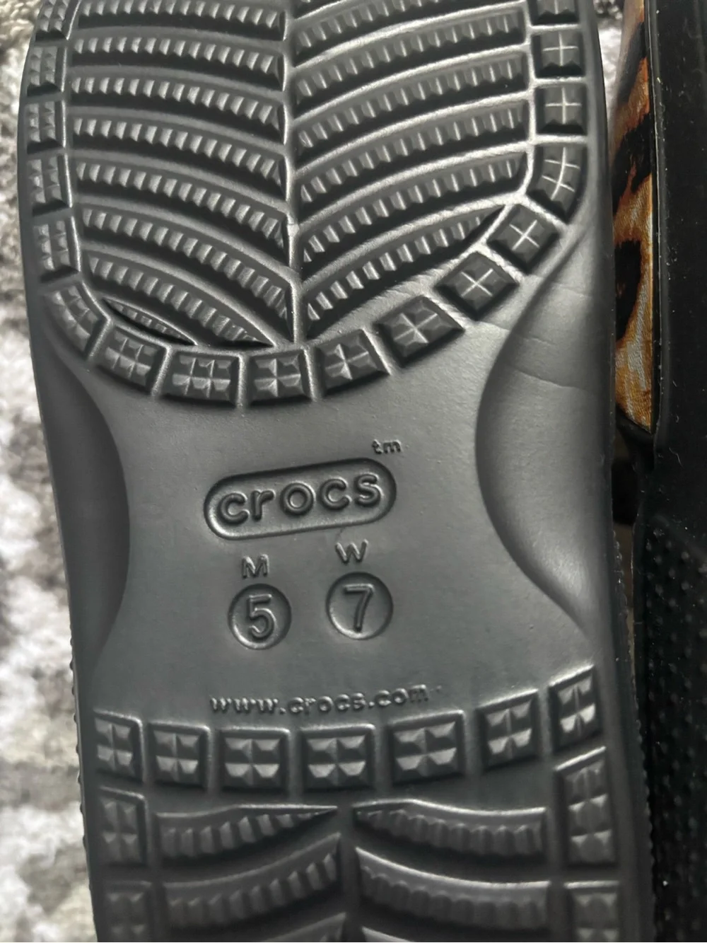 NWT CROCS Leopard Print Slide Sandals Women's 7/ Men's 5 - Picture 3 of 3